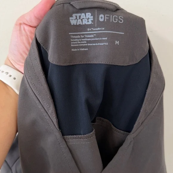 FIGS Ahsoka Wrap Scrub Top Limited Edition Star Wars Collection Size Medium - Picture 11 of 12